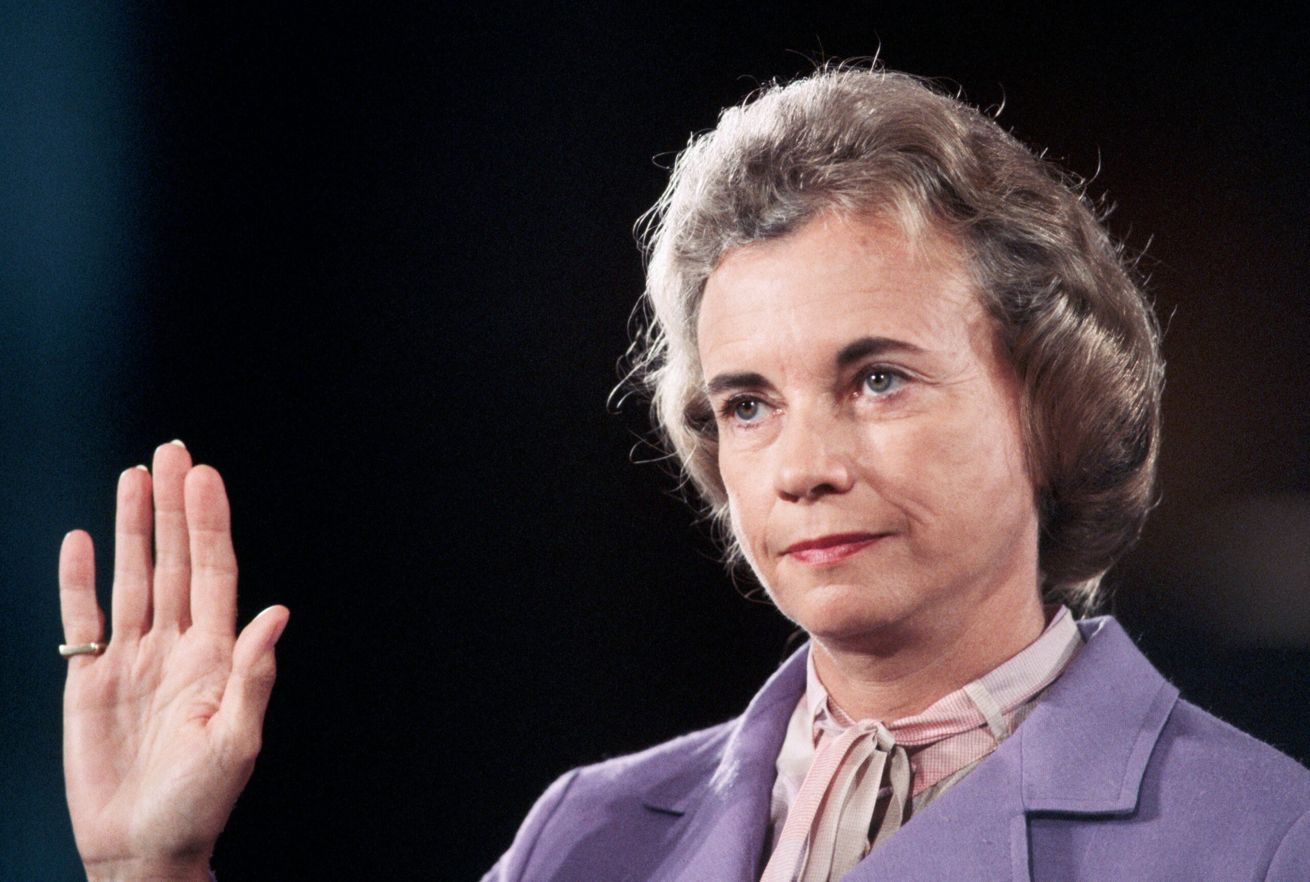 sandra-day-oconnor-being-sworn-in